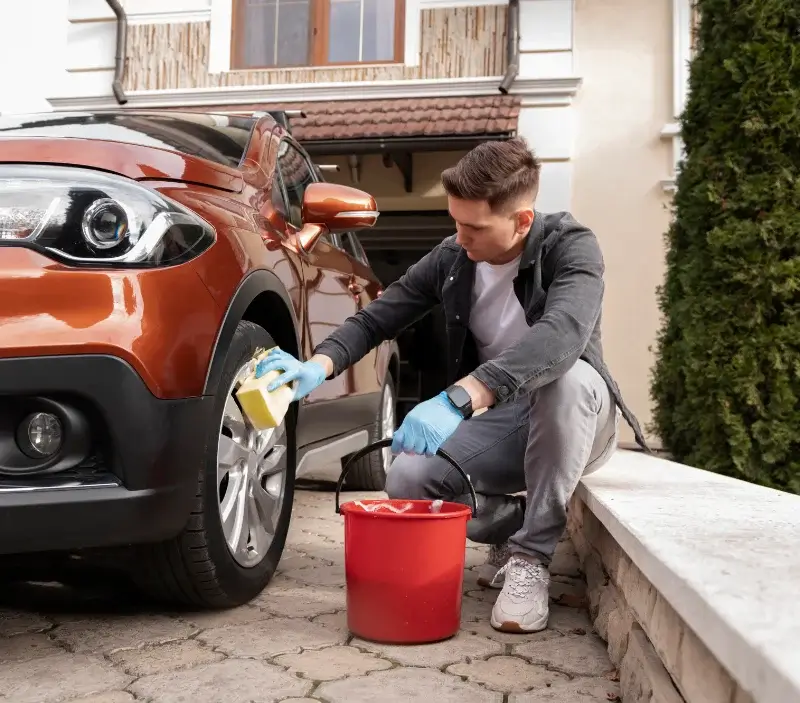 Lavage auto à domicile Saint-Pardoux-le-Vieux : professionnel intervenant sur un véhicule